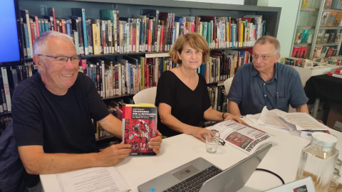 Andy Durgan,  Lourdes Prades i Marià de Delàs, durant la presentació del llibre.