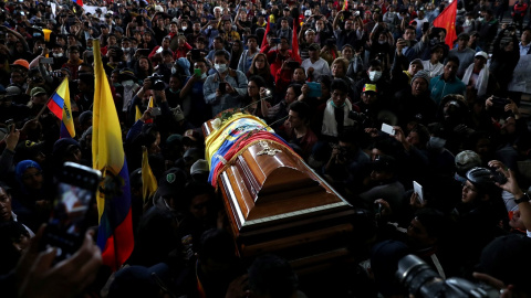 10/10/2019 -Manifestantes llevan el ataúd de un dirigente indígena que ha muerto en las protestas de Ecuador por las cargas policiales. / REUTERS - IVÁN ALVARADO