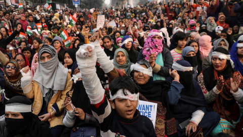 Los manifestantes tienen los ojos cubiertos con un parche durante una protesta para mostrar solidaridad con el estudiante universitario Jamia Millia Islamia que presuntamente perdió el ojo durante las protestas contra la nueva ley de ciudadanía, en Nuev