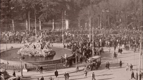 25/05/2022. Ciudadanos madrileños celebran la proclamación de la II República en la plaza de la Cibeles, a 14 de abril de 1931. Imágenes rodadas por Fox Movietone y restauradas por la Filmoteca Española.