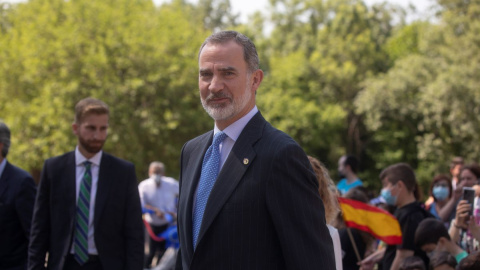 El rey Felipe VI a su llegada al acto de entrega del XV Premio Europeo Carlos V al Foro Europeo de la Discapacidad, en el Real Monasterio de Yuste, a 11 de mayo de 2022, en Cáceres.