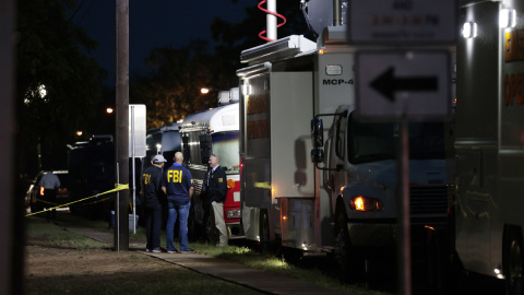 La policía y los investigadores continúan trabajando en la escena de un tiroteo masivo en la Escuela Primaria Robb que mató a 19 niños y dos adultos según el gobernador de Texas Greg Abbott en Uvalde, Texas, EEUU, el 25 de mayo de 2022.