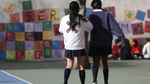 25/05/2022. Dos niñas en el patio del colegio, en el colegio Blanca de Castilla, a 10 de febrero de 2022, en Madrid