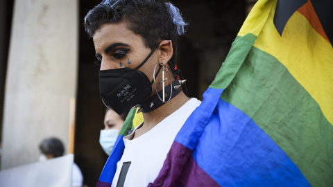 5/07/2022-Una persona manifestándose para condenar el asesinato de Samuel, el joven homosexual que murió tras una paliza en A Coruña, a 5 de julio de 2021, en Valencia