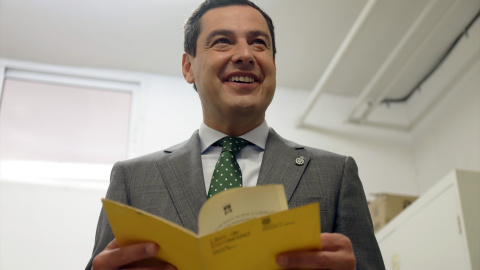 El presidente de la Junta de Andalucía, Juanma Moreno, realiza una visita institucional al CEIP Giner de los Ríos donde cursó sus estudios de Educación General Básica, EGB a 25 de mayo de 2022 en Málaga, Andalucía.