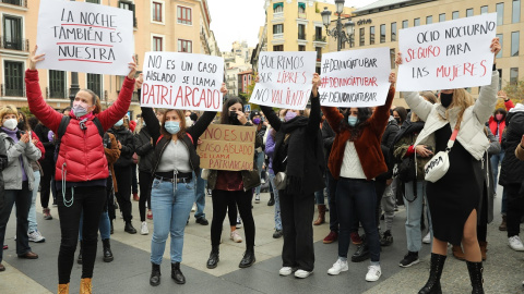 Varias mujeres sostienen diferentes pancartas en una manifestación contra la sumisión química, a 20 de noviembre de 2021, en Madrid