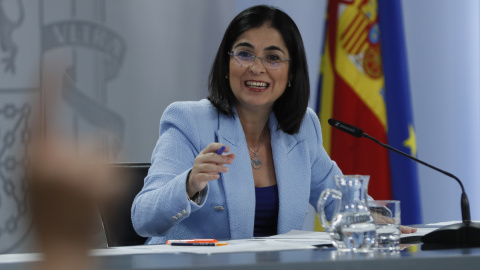 La ministra de Sanidad, Carolina Darias, ofrece una rueda de prensa al término de la reunión del Consejo Interterritorial del Sistema Nacional de Salud mientras en la pantalla se muestra una imagen de la viruela del mono, este miércoles en Madrid.