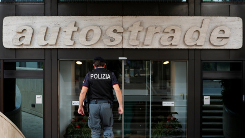 Un policía entra en la sede del concesionario de autopistas Autostrade per l'Italia, en Roma. REUTERS/Alessandro Bianchi