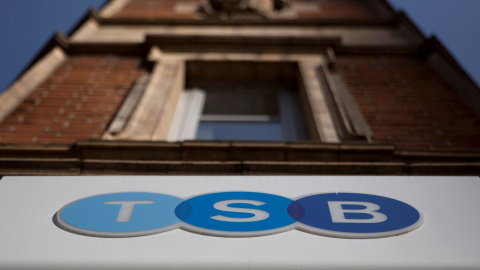 El logo del banco TSB, filial del Banco Sabadell, en una sucursal en el centro de Londres. REUTERS/Neil Hall