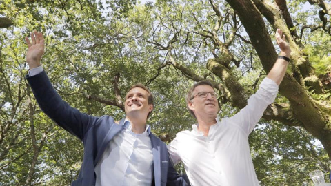 Pablo Casado y Alberto Núñez Feijoo, en Cotobade.  / EFE