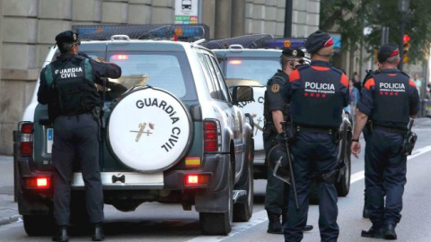 Agentes de la Guardia Civil y de los Mossos. - EFE