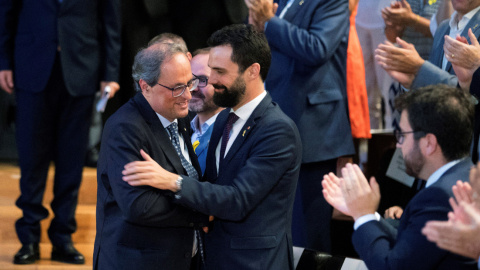 El president de la Generalitat, Quim Torra, s'abraça amb el president del Parlament, Roger Torrent, després de la conferència del primer al TNC, aquest dimarts 4 de setembre.  EFE / Marta Pérez.