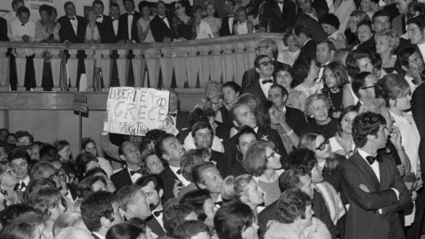 Manifestantes con pancartas ingresan al Palais des Festivals en Cannes el 22 de mayo de 1968, durante la proyección de la película "Z" de Costa Gravas.