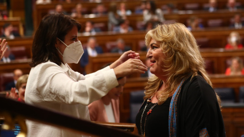 La vicesecretaria general del PSOE, Adriana Lastra (i), conversa con la diputada socialista Beatriz Carrillo (d) tras su intervención de este jueves en el pleno del Congreso, donde el presidente del Gobierno, Pedro Sánchez, ha dado cuenta del espionaje 