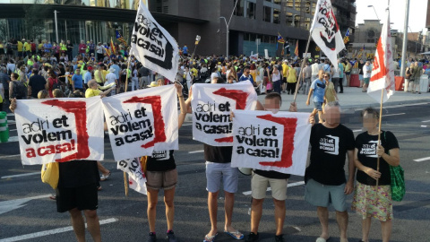 Manifestants de la concentració pels presos polítics del passat 14 de juliol amb mostres de solidaritat per l'Adrià Carrasco. @EtVolemACasa