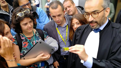 4/9/2018.- El abogado del juez Llarena, Hackim Boularbah contesta a las preguntas de los periodistas a su salida de la sala 7 del Tribunal de Primera Instancia del juzgado francófono de Bruselas que recibió hoy la demanda de Carles Puigdemont y varios e