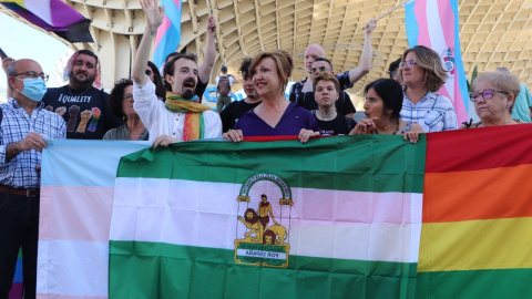 Activistas LGTBIQ en Sevilla esta mañana.