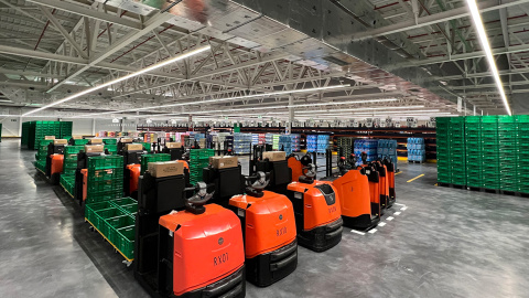 Interior de las instalaciones para comercio 'online' (conocida como 'colmena') de Mercadona en Alicante.