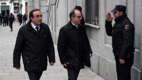 El candidato de Junts per Catalunya (JxCat) a la presidencia de la Generalitat, Jordi Turull (derecha), y el diputado de JxCat Josep Rull (izquierda) a su llegada al Tribunal Supremo. | ZIPI (EFE)