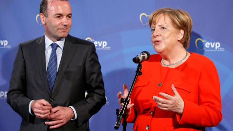 El líder del Partido Popular Europeo en la Eurocámara, Manfred Weber, junto a la canciller alemana Angela Merkel, en un encuentro el pasado junio en Munich. REUTERS/Michaela Rehle