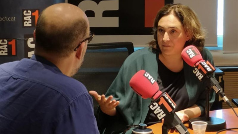 Ada Colau durante un momento de la entrevista en Rac 1. (EP)