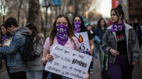 Varias chicas acuden a la manifestación del 8M en Madrid.-JAIRO VARGAS