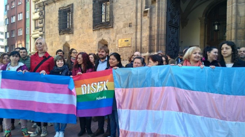 Daniel Ripa junto a personas de asociaciones transexuales de Asturias/EP