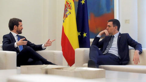 El presidente del Gobierno, Pedro Sánchez, con el ex líder del Partido Popular (PP), Pablo Casado, en el Palacio de la Moncloa en febrero de 2020