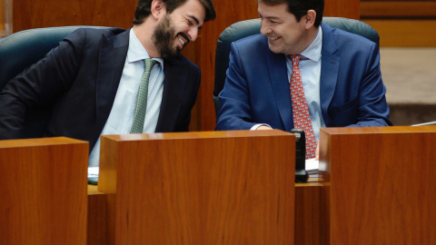 El presidente de la Junta de Castilla y León, Alfonso Fernández Mañueco (d), junto al vicepresidente, Juan García Gallardo (i), este martes durante la sesión plenaria celebrada en el parlamento regional.