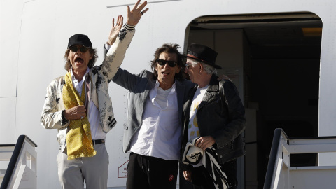 26/05/2022-Los integrantes de The Rolling Stones Mick Jagger, Keith Richards y Ron Wood, a su llegada este jueves 26 de mayo al aeropuerto Adolfo Suárez Madrid-Barajas, a una semana del inicio de su próxima gira, que arrancará en la capital española e