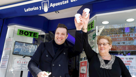 Los trabajadores de la administración ubicada en la Avenida de España de Albacete celebran el tercer primero, el número 00750. EFE/Manu