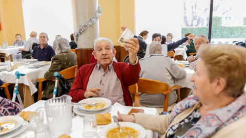 Los pensionistas de la residencia geriátrica San Fernando, en el Real Sitio de San Ildefonso-La Granja, donde se han repartido 4,5 millones de euros. /EFE