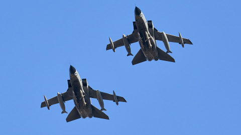 Dos aviones de la OTAN realizan prácticas de maniobras aéreas de combate, en las inmediaciones de la base aérea de Los Llanos, a 22 de febrero de 2022, en Albacete, Castilla-La Mancha