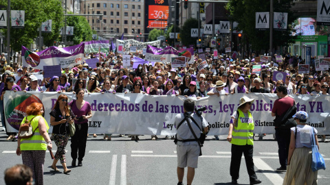 Cabecera de la manifestación para reclamar la abolición de la prostitución, a 28 de mayo de 2022, en Madrid (España). Más de cien organizaciones feministas se manifiestan para reclamar la abolición de la prostitución bajo el lema 'Por los derechos 