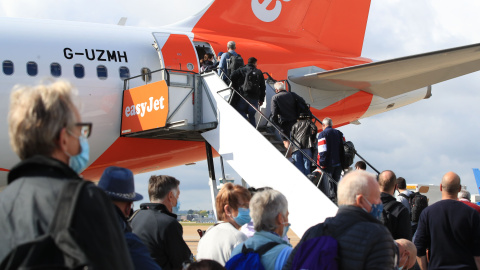 Los pasajeros se preparan para abordar un vuelo de EasyJet a Faro en Portugal desde Gatwick