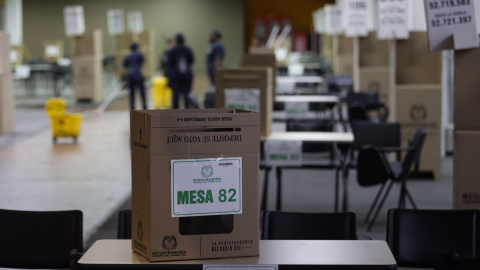 Vista hoy de una urna electoral durante los preparativos para las elecciones presidenciales colombianas del domingo, en Corferias en Bogotá (Colombia). Colombia elige este domingo 29 de mayo a su próximo presidente.