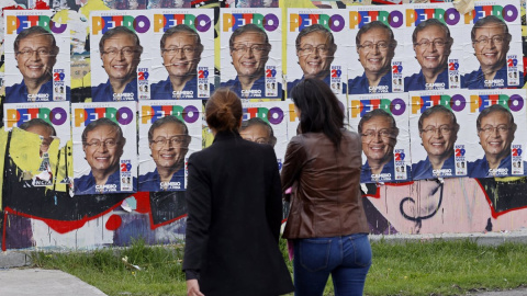 Personas caminan hoy cerca a volantes publicitarios del candidato presidencial colombiano Gustavo Petro, de la coalición Pacto Histórico, en Bogotá (Colombia). Colombia elige este domingo 29 de mayo a su próximo presidente