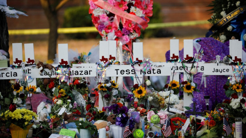 28/05/2022 Flores, velas y fotografías protagonizan el memorial en recuerdo a las víctimas del tiroteo de Texas, cuyos nombres descansan sobre varias cruces blancas en el exterior del Robb Elementary school