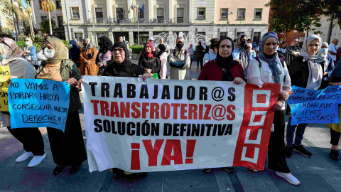 Un grupo de trabajadores transfronterizos protestan con pancartas en la Plaza de los Reyes, a 15 de mayo de 2022, en Ceuta