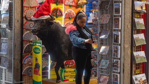 Una turista visita un comercio de artesanía de la Alcaicería de Granada. EFE/Miguel Ángel Molina