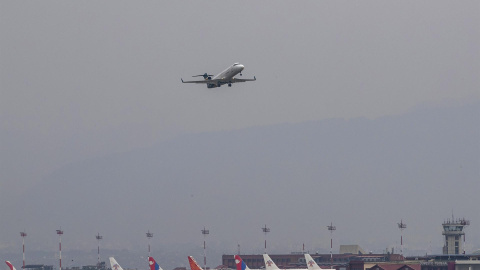 Un vuelo nacional de Yeti Airlines despega del aeropuerto de Katmandú con miembros del equipo de rescate para buscar el avión desaparecido de Tara Air, en el aeropuerto de Katmandú en Katmandú, Nepal, el 29 de mayo de 2022.