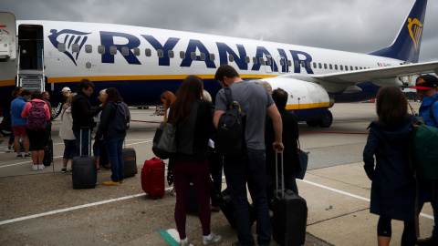 Pasajeros suben a un avión de Ryanair en el aeropuerto de Gatwick, en Londres. - REUTERS