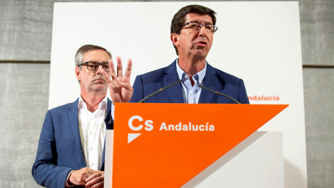 El secretario general de Ciudadanos, José Manuel Villegas (i), y el presidente y portavoz del partido en el Parlamento andaluz, Juan Marín (d), comparecen ante los medios de comunicación tras la reunión del Comité Ejecutivo Nacional de Cs. EFE/ Danie