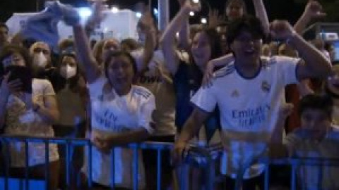 Miles de seguidores del Real Madrid desatan en Cibeles su euforia por la decimocuarta