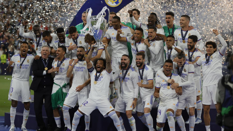 Los jugadores del Real celebran después de ganar la final de la Liga de Campeones de la UEFA entre el Liverpool FC y el Real Madrid en el Stade de France en Saint-Denis, cerca de París, Francia, el 28 de mayo de 2022.