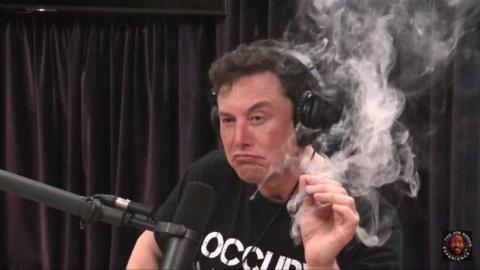 Elon Musk durante la controvertida entrevista en la que ha fumado marihuana.