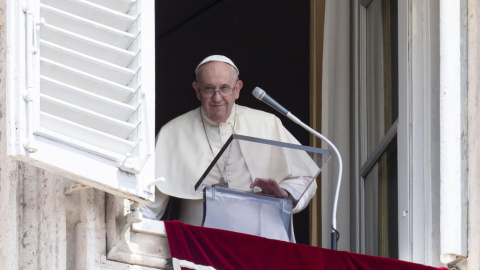 Una imagen proporcionada por los medios del Vaticano muestra al Papa Francisco dirigiendo la oración del Regina Coeli desde la ventana de su oficina en la Ciudad del Vaticano, el 29 de mayo de 2022.