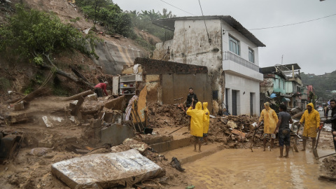 29/05/2022 La gente trabaja en una casa que colapsó a causa de un deslizamiento de tierra causado por las lluvias en Jardim Monte Verde, en Recife, Brasil