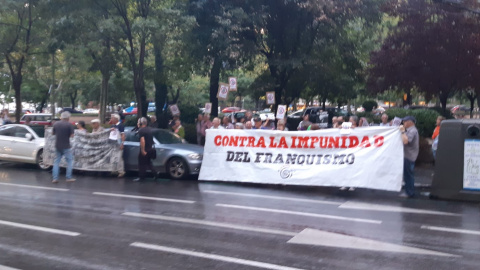 Los concentrados han desplegado una pancarta "contra la impunidad del franquismo".