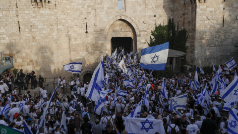 Los participantes llevan banderas israelíes durante la 'Marcha de la bandera' de derecha israelí junto a la puerta de Damasco de la Ciudad Vieja de Jerusalén, Jerusalén, el 29 de mayo de 2022.